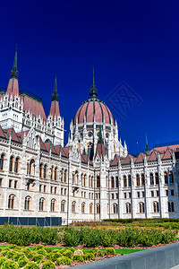 布达佩斯议会在阳光明媚的一天外观匈牙利户部的东图片