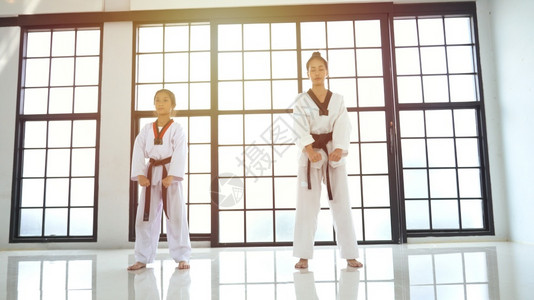 朝鲜武术师傅教泰拳道女老师白色的韩国人杂技图片