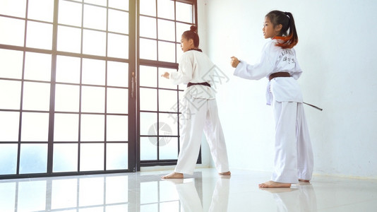 白色的年轻朝鲜武术师傅教泰拳道女老师杂技图片