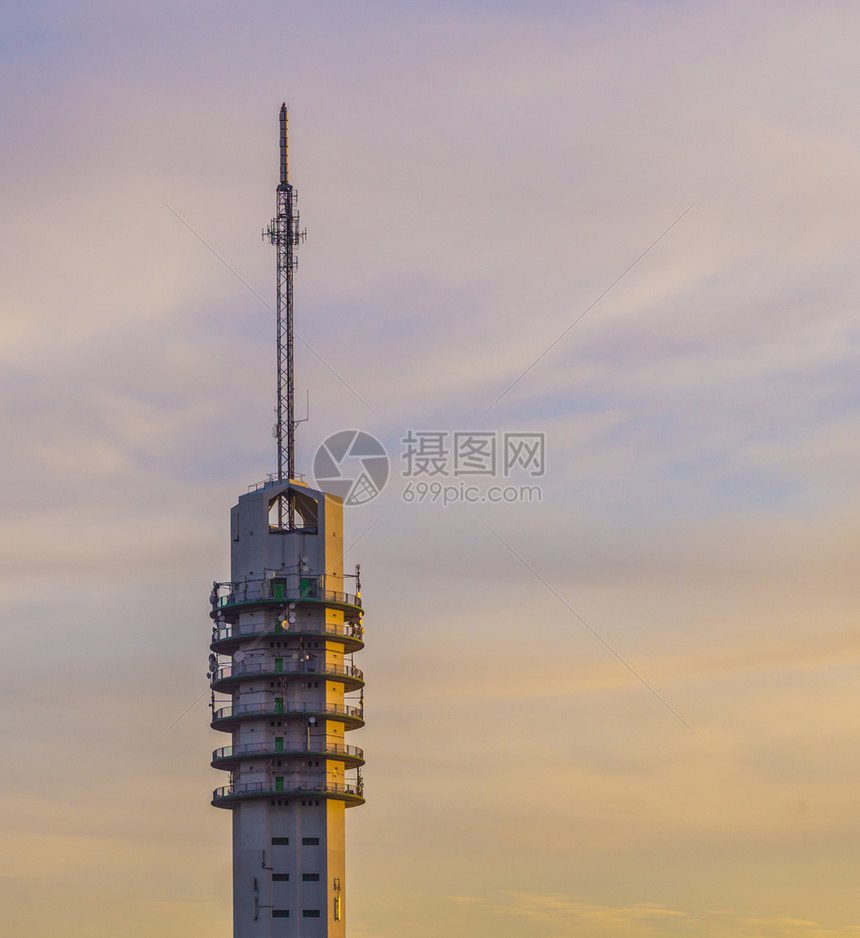 蓝色的车站广播信号发射塔天空多彩云层电信技术和建筑都满是云层电信技术和建筑图片