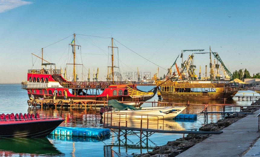 太阳雕塑乌克兰别尔江斯0723乌克兰别尔江斯亚速海堤岸上的游船在一个初夏的早晨乌克兰别尔江斯的游船图片