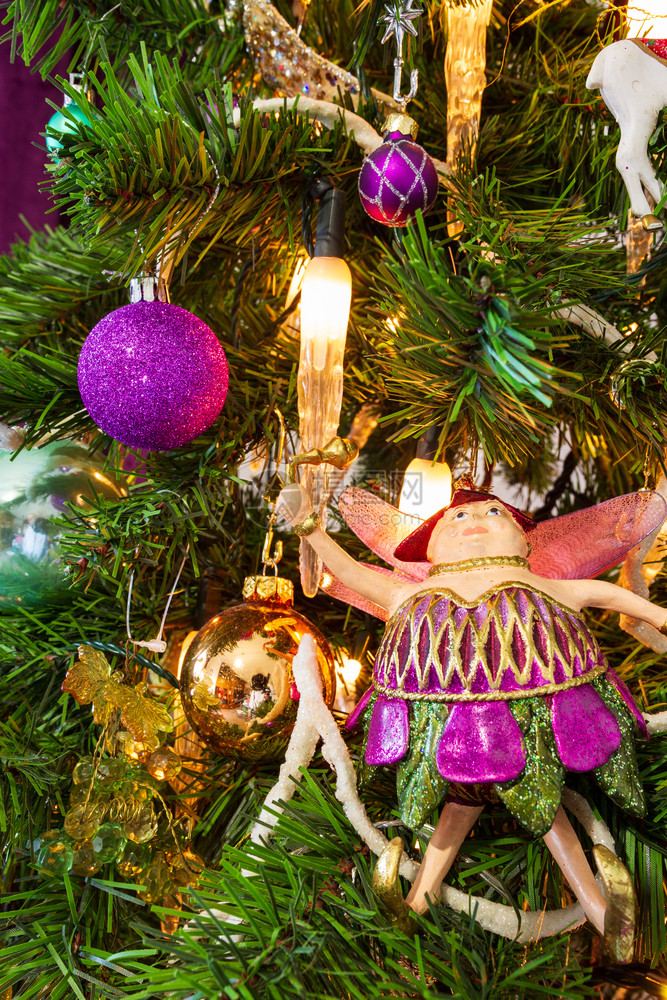 紫色系列装饰圣诞树图片