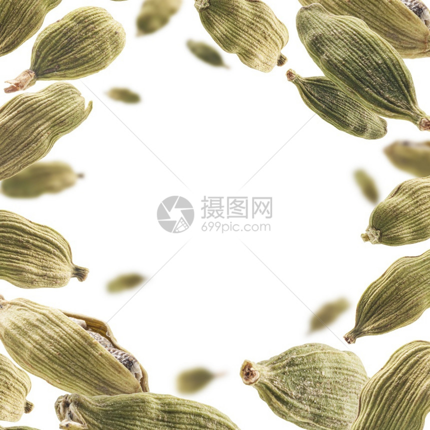 东方的调味品草本植物豆蔻荚漂浮在白色背景上豆蔻荚漂浮在白色背景上图片
