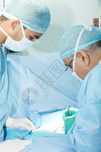 做手术的外科医生图片