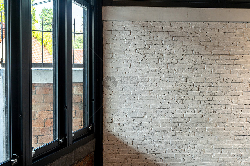 结石木制的外部带有白色窗口墙壁有装饰和复制空间背景的房老旧风格图片