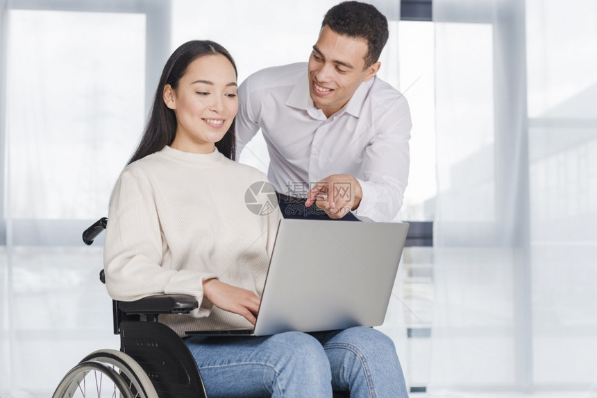 女与男同事一起工作的女青年轮椅天职业图片