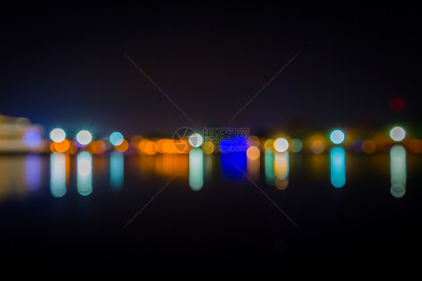 有质感的城市夜间使用摘要bokeh作为背景夜晚闪光图片