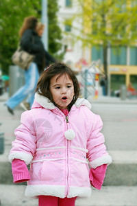 晴天在冬季公园散步的年轻女孩肖像十二月冬天图片
