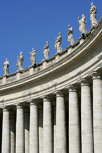 祈祷教皇纪念碑梵蒂冈广场的柱子和雕像图片