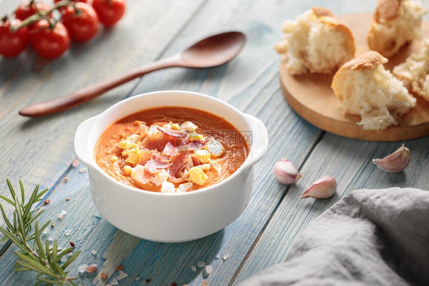 萨尔莫雷霍新鲜的Salmorejo西班牙冷番茄汤在碗里供应火腿和面包勺子图片