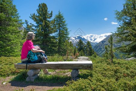 自由积极的踪迹老年妇女在高山长途跋涉期间休息图片