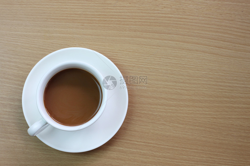 空的一种早餐白咖啡杯放在厅的棕色木制桌子上有复空间图片