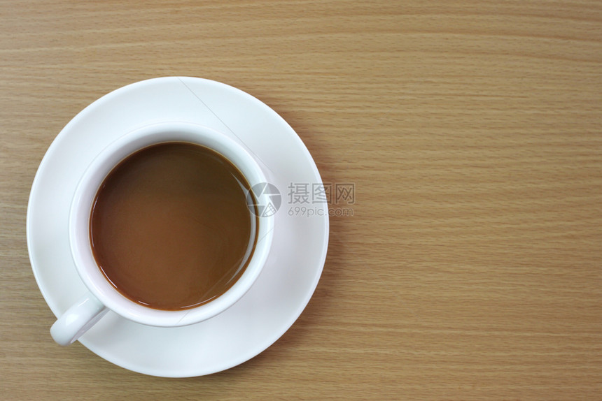咖啡因房间白色的咖啡杯放在厅的棕色木制桌子上有复空间图片