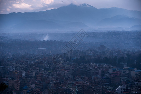 建造寺庙尼泊尔加德满都市的空中景象天图片
