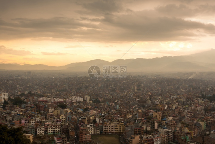 建筑物天线尼泊尔加德满都市的空中景象城图片