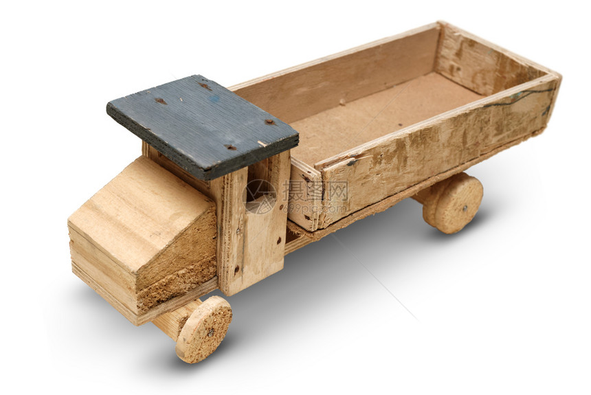 复制旧的手工造木玩具白色背景通用汽车卡特勤射的旧木制玩具通用汽车卡破旧轮图片