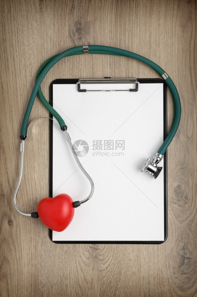 医疗的预防带有空白纸听诊器和木背景心脏形状的剪贴板多于图片