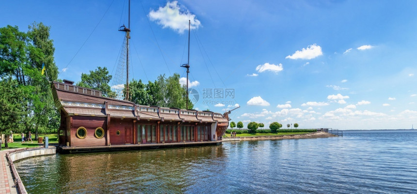 夏天乌克兰基辅0712乌克兰基辅MezhyhiryaResidence的木帆船驳或舶餐厅在阳光明媚的夏日乌克兰基辅的Reside图片