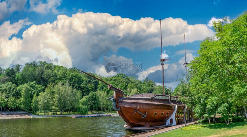 乌克兰基辅0712MezhyhiryaResidence的木帆船驳或舶餐厅在阳光明媚的夏日乌克兰基辅的Residence第聂伯河图片