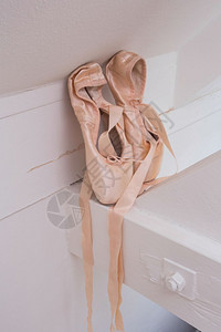 普安特鞋工作室艺术木制背景芭蕾舞女演员的足尖鞋粉色芭蕾舞木制背景芭蕾舞女演员的漂亮足尖鞋粉色芭蕾舞优雅的背景