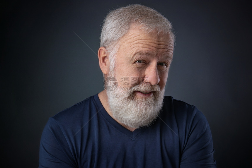 摆姿势一种烦躁长着灰胡子和可疑外表的老人肖像图片