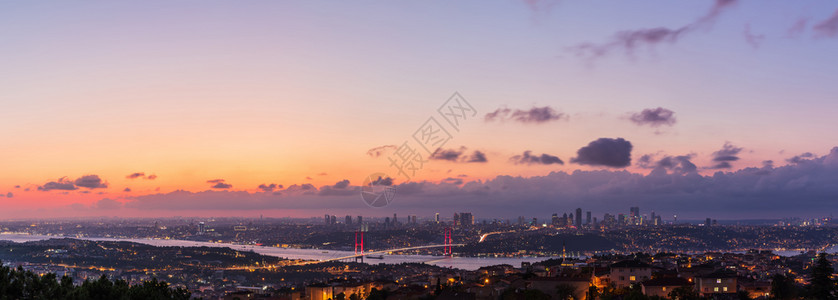 天空街道伊斯坦布尔夜间全景Bosphorus桥视图夜晚图片