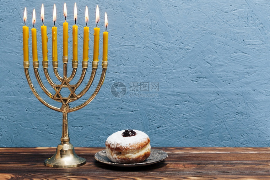 苏夫加尼亚带有美味甜圈的犹太烛台优质以色列图片