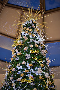 装饰闪亮的圣诞树图片