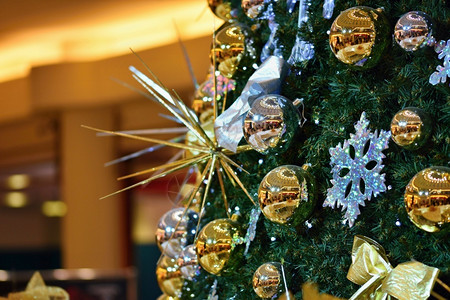 闪亮圣诞树装饰品图片