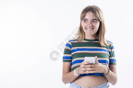 黑发交流快乐的年轻女孩在白色背景上使用智能手机女图片