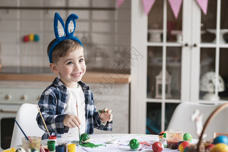 戴着兔耳朵头饰的可爱男孩背景图片
