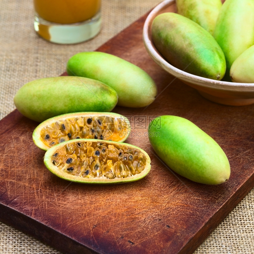 美国二次方拉丁洲水果叫做西班牙语的香蕉激情果实passifloratripartita主要为Tumbocuruba社团切成两半主图片