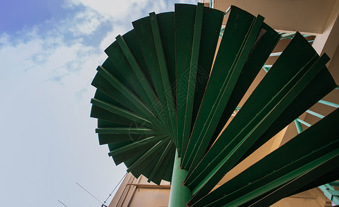 外门梯阶装饰室内复制空间选择焦点有的聚焦点从院子建筑中螺旋楼梯圆下方的绿色螺旋楼梯层图案视重点抽象的有质感背景图片