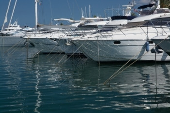 颜色白的夏令游艇和山顶反射阿尔库迪亚马洛卡巴利阿里群岛西班牙图片
