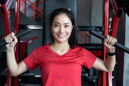 健身房锻炼肌肉的运动女青年图片