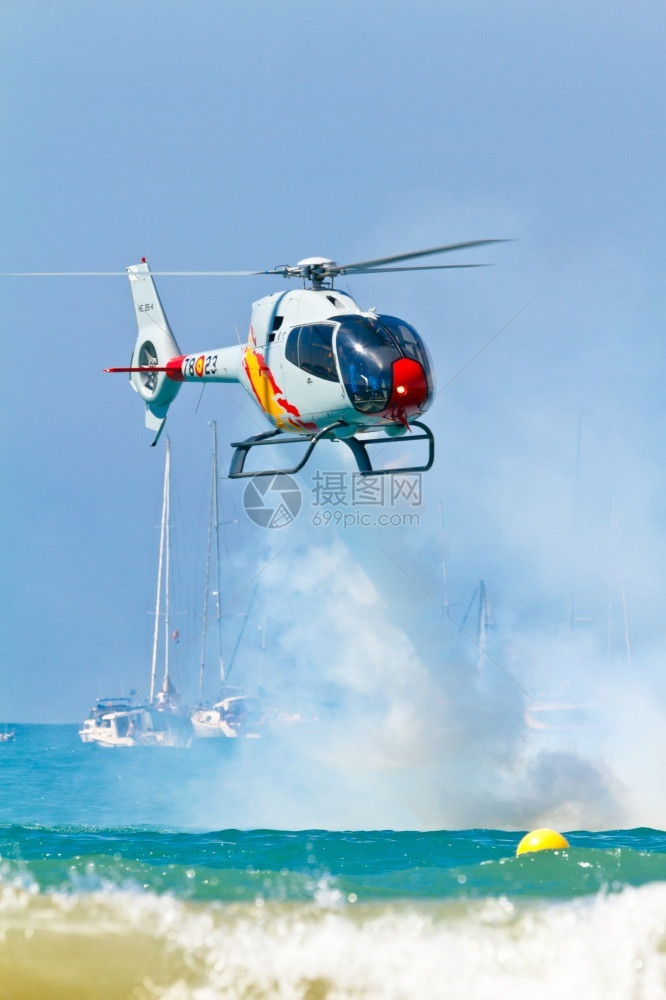 阿莱利涡轮参加201年9月日在西班牙帕特鲁拉阿斯卡迪兹第4次航空秀展览的PatrullaAspa直升机1架航班图片