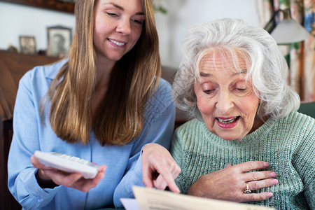妇女用账单和文件工作帮助高级邻居协会退休文书工作女图片