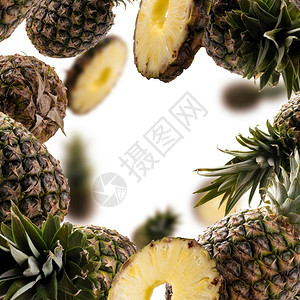 果汁成熟的菠萝漂浮在白色背景上成熟的菠萝漂浮在白色背景上饮食图片