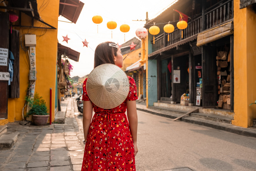 越南HoiAn街旅行妇女韩国人丰富多彩的越南语图片