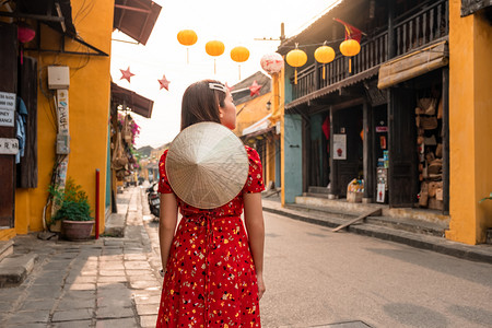 越南HoiAn街旅行妇女韩国人丰富多彩的越南语高清图片