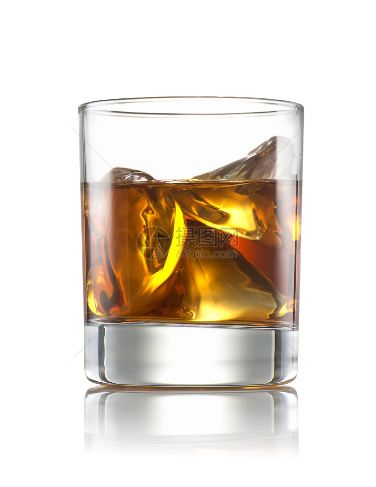 威士忌杯子孤立在白色背景上科涅克白兰地酒强的图片