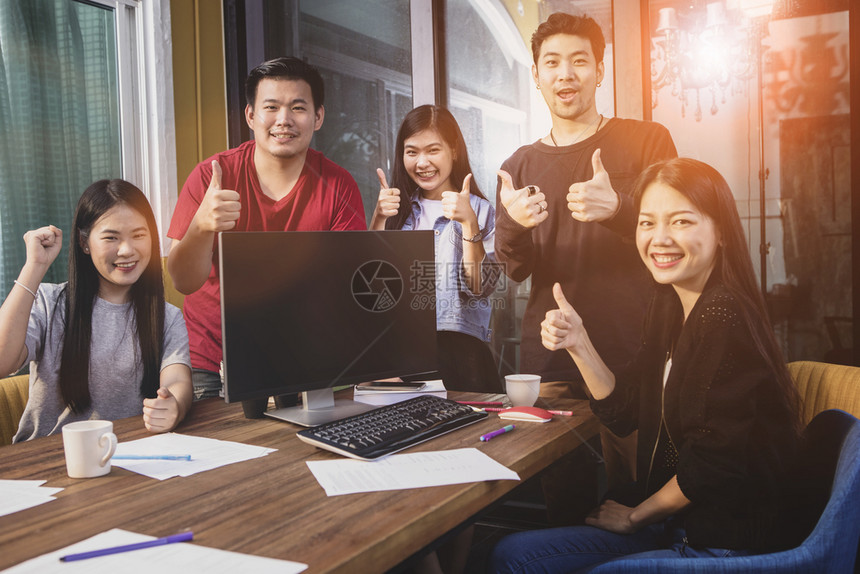 会议更年轻的亚洲自由职业者团队合作工成功快乐感的情图片
