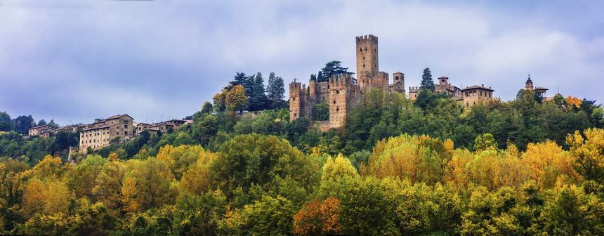 秋季森林中的城堡图片