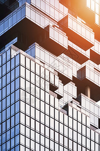 最小的高垂直框内现代玻璃办公大楼的几何图示表面太阳光照日公司的图片