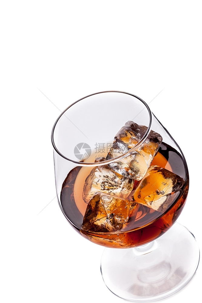 威士忌白兰地底带冰块的照片瓶子酒白色的图片