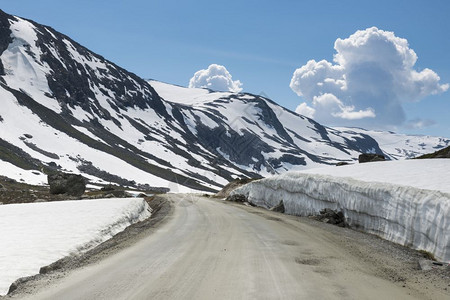 斯特里恩山素食夏季雪在Gammlestrynefjellsvegen最美丽的汽车道路之一在北边夏天有雪游戏北方平静的背景