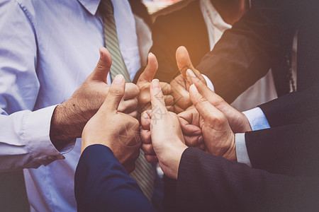 企业家支持成功的生意人用拇指举起和微笑商业团队工作图片