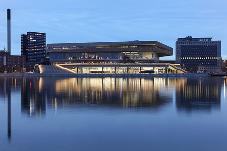 海全景蓝色时段的城市媒体空间丹麦奥胡斯也称为Dokk1蓝色的图片