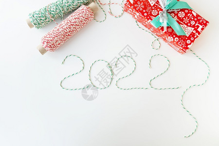 20年圣诞节和新的假日概念各种圣诞节属布局帽子袜用于包装的条纹线从上方查看帽子用于包装的条纹线从上方查看绿色购物框架背景图片