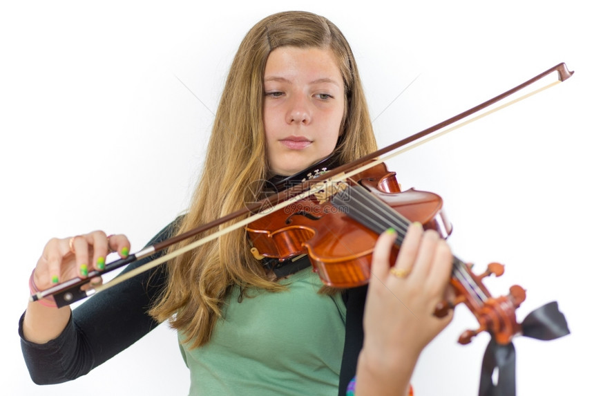白种背景孤立的玩小提琴金发长头caucasian少女孩子创造力经典的图片